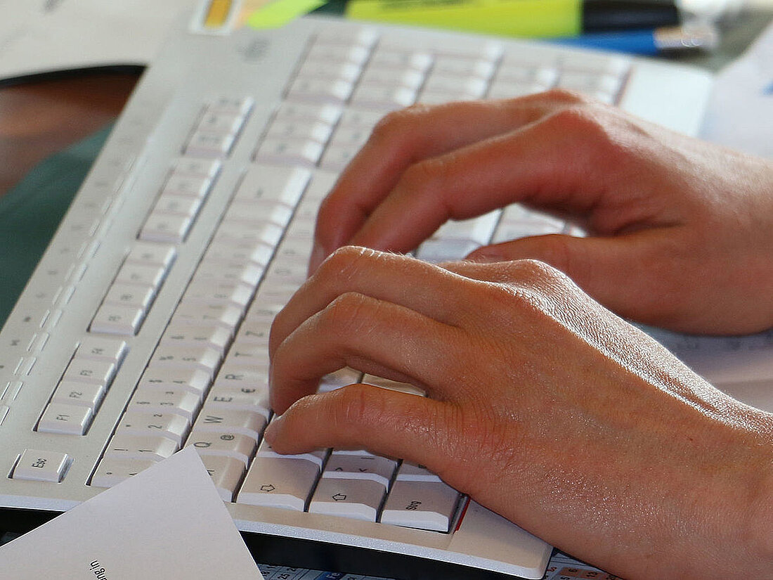 Tastatur Hände schreibbereit auf Computertastatur